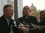 Katolsk. Ærkebiskoppen af Dublin Diarmuid Martin (tv) og den irske kardinal Sean Brady møder pressen uden for Vatikanet. 