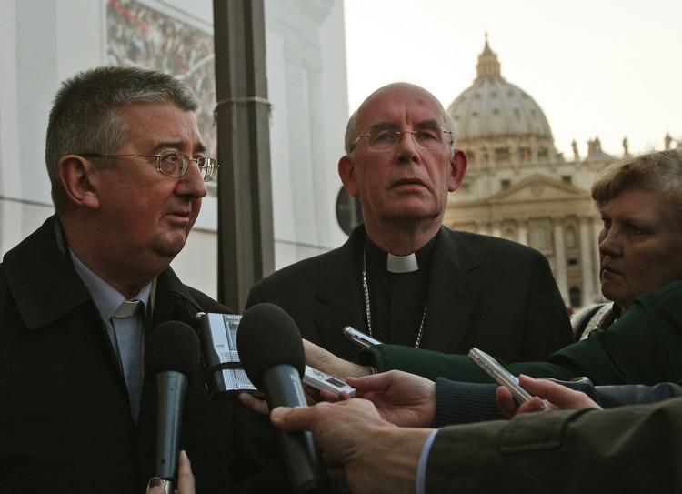 Katolsk. Ærkebiskoppen af Dublin Diarmuid Martin (tv) og den irske kardinal Sean Brady møder pressen uden for Vatikanet. 