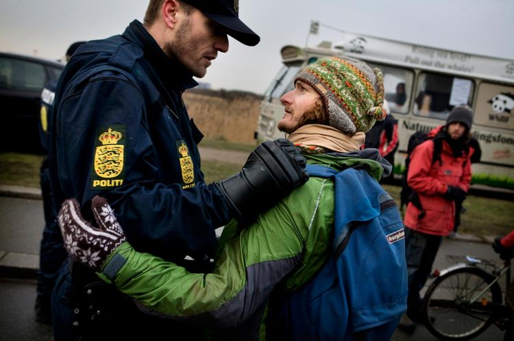 klimadialog. Den såkaldte lømmelpakke truer forsamlingsfriheden, mener eksperter. Her er en klimademonstrant i nærkontakt med politiet. 