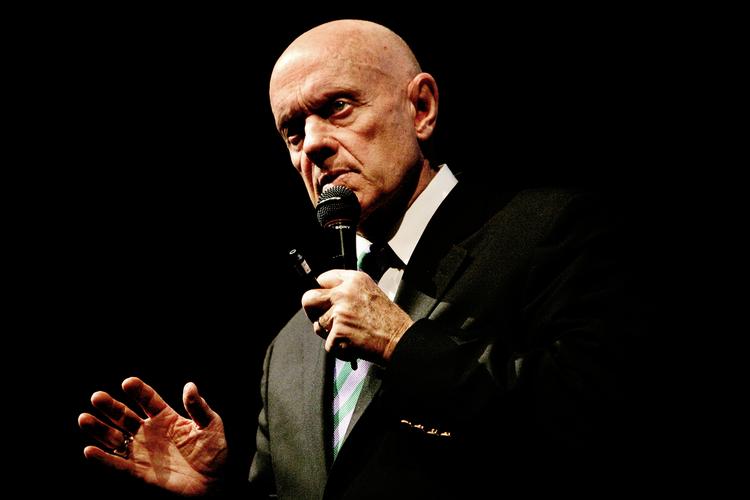 Businessforfatteren Stephen Covey har solgt eneretten til de digitale udgaver af hans bestsellere til netboghandler. 