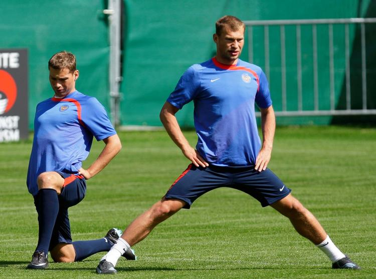 ulovligt. CSKA Moskvas Vasili Berezutsky og Alexei Berezutsky (tv) strækker ud under træning. Alexei Berezutsky og holdkammerat Sergei Ignashevich er blevet dømt for indtagelse af et ulovligt stof, men dommen er meget mild. Arkivfoto. 