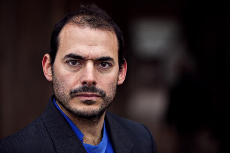 Fup. Den ene halvdel af The Yes Men,  Mike Bonnano, der i virkeligheden hedder Igor Vamos. Hans billede optræder fortiden i en række candiske medier. 