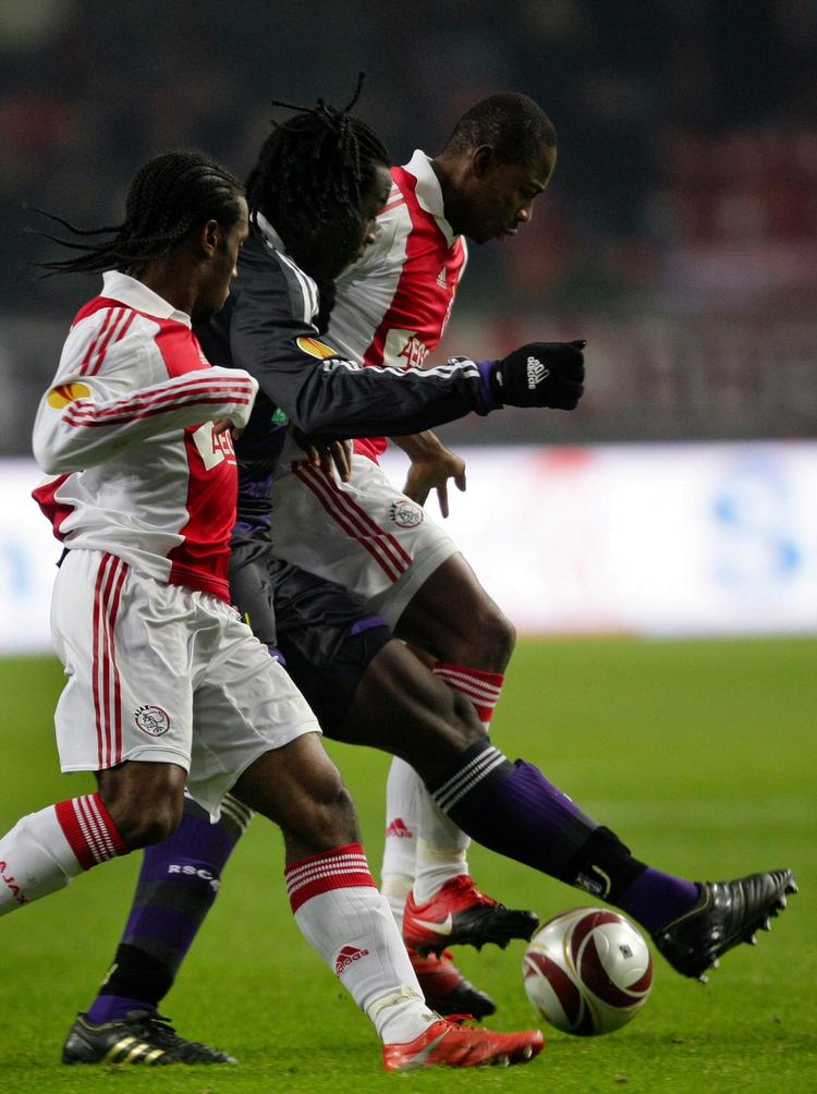 Sandwich. To Ajax-spillere kunne ikke holde Romelu Lukaku (i midten) fra at score to gange i de første 20 minuter af Europa League-opgøret.  Ander 