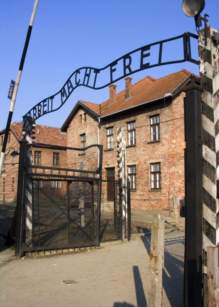 Velkomst. 'Arbejde gør dig fri' lød velkomsten til fangerne i lejren cirka 60 kilometer vest for den polske by Krakow. (Arkivfoto) 