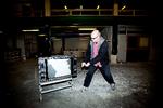 Birger Larsen debuterede som 28-årig med 'Lad isbjørnene danse'. Nu er han tilbage med 'Superbror'. Fra sit kontor i den gamle tv-by efterlyser instruktøren børne- og ungdomsfilm med mere på spil. Foto: Tobias Selnæs Markussen 