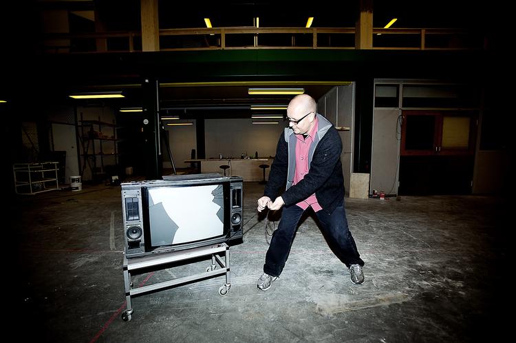 Birger Larsen debuterede som 28-årig med 'Lad isbjørnene danse'. Nu er han tilbage med 'Superbror'. Fra sit kontor i den gamle tv-by efterlyser instruktøren børne- og ungdomsfilm med mere på spil. Foto: Tobias Selnæs Markussen 