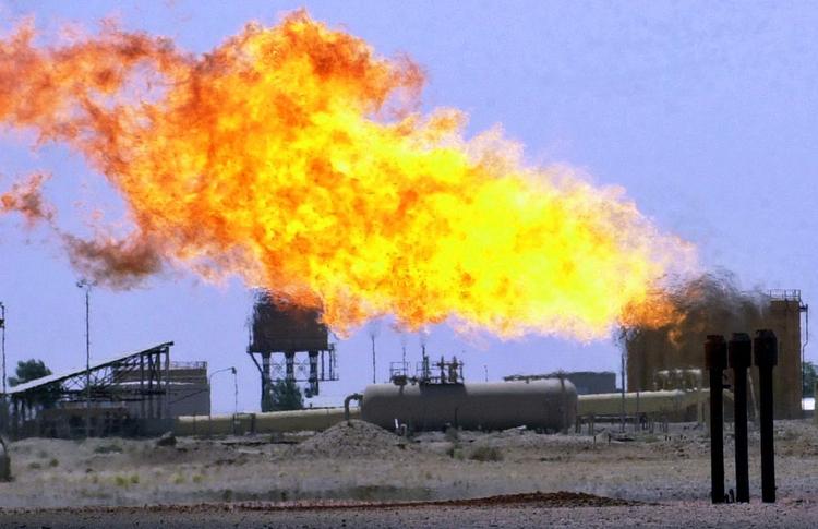 Konflikt. Iraks oliefelter har før været midtpunkt for konflikter. Her er et felt blevet bombet af oprørere i 2004. 