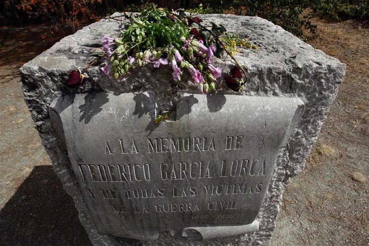 Mysterium. Gravstenen her står tæt ved det sted, hvor man indtil nu har antaget, at liget af Lorca befandt sig. Arkivfoto. 