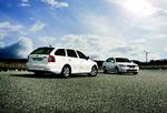 Diskret. Ikke meget adskiller Greenline-udgaven fra de andre modeller i Octavia-familien. Faktisk kun et emblem. Bilen fås både som stationcar (t.v.) og femdørs hatchback. Foto: Skoda 