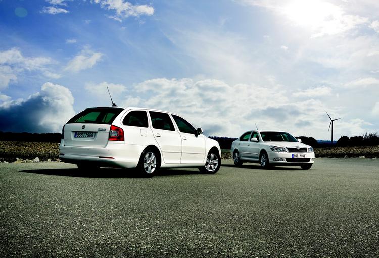 Diskret. Ikke meget adskiller Greenline-udgaven fra de andre modeller i Octavia-familien. Faktisk kun et emblem. Bilen fås både som stationcar (t.v.) og femdørs hatchback. Foto: Skoda 