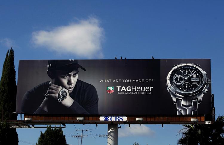 dumpet. Tiger Woods reklamerer for Tag Heuer kostbare ure henover en landevej i Los Angeles. Men det er slut for en tid. 