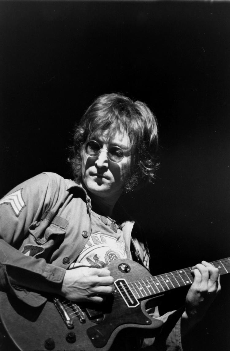 Beatlemania. Lennon var rasende over det åbne brev, der var blevet bragt i Black Dwarf. The Beatles havde muligvis ændret image, men de havde ikke mistet deres glød. 
