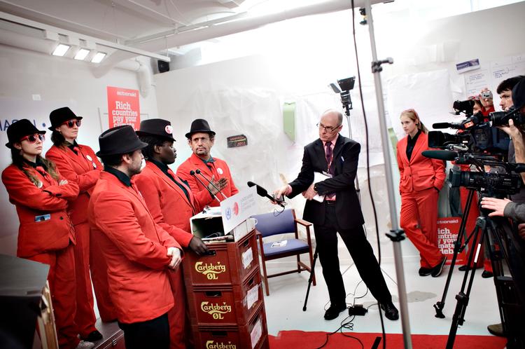 Yes. The Yes Men havde opbygget en kopi af presserummene i Bella Center. På skærmene kunne man ikke se, at podiet blandt andet var bygget af ølkasser. Aktionen genererede stor omtale i flere internationale medier. 
