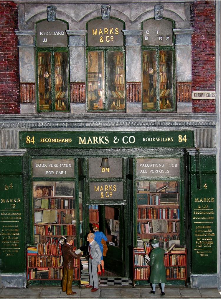 Miniature. Dette antikvariat er fremstillet af Jørgen Frank. Bøgerne er bundet rigtigt ind. Modellen har målene: H45, B31, D21. Foto: (Udsnit) Kunstindustrimuseet. 