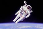 Moonwalk. En rumvandringsdragt fra 1984 bliver snart afløst af en nyere og fiksere model. Denne her vejer 180 kilo - der dog 'kun' føles som at have 30 kilo tøj på ude i rummet. 