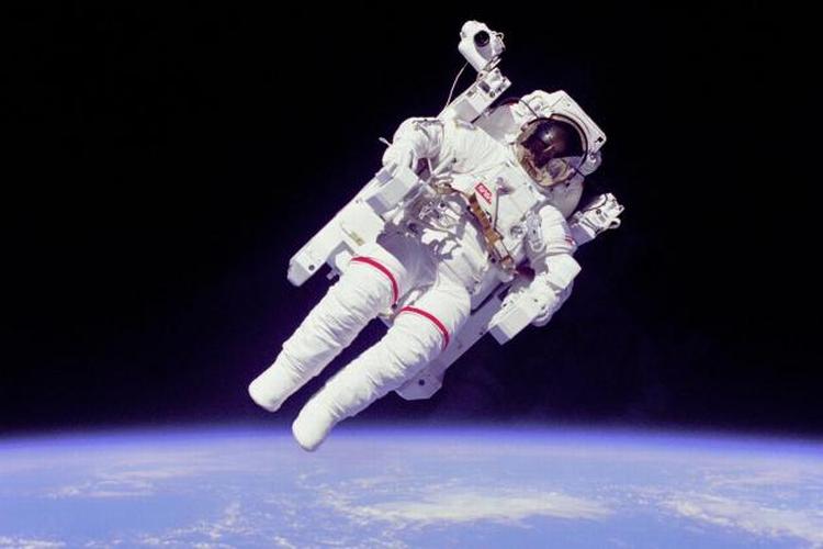 Moonwalk. En rumvandringsdragt fra 1984 bliver snart afløst af en nyere og fiksere model. Denne her vejer 180 kilo - der dog 'kun' føles som at have 30 kilo tøj på ude i rummet. 