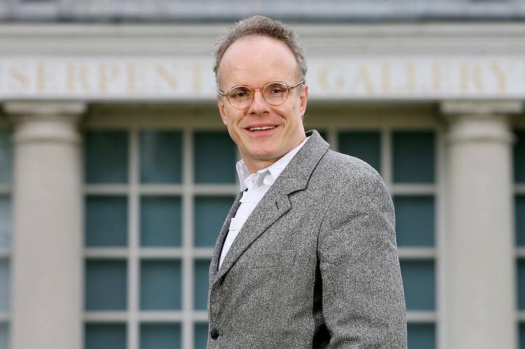 Magtfuldkommen. Ifølge Art Review er Hans Ulrich Obrist nummer 1 i kunstverden. Alligevel fremstår den travle mand ubetinget venligt. 