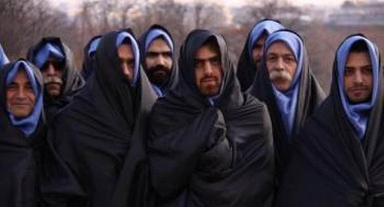 Tørklædeprotest. En iransk facebook-kampagne har ind til videre fået over 3400 iranske mænd til at stille op til fotografering med et tørklæde i protest mod tilbageholdelsen af studenteraktivisten Majid Tavakoli. (foto fra facebook-gruppen 'Free Majid Tavakoli') 