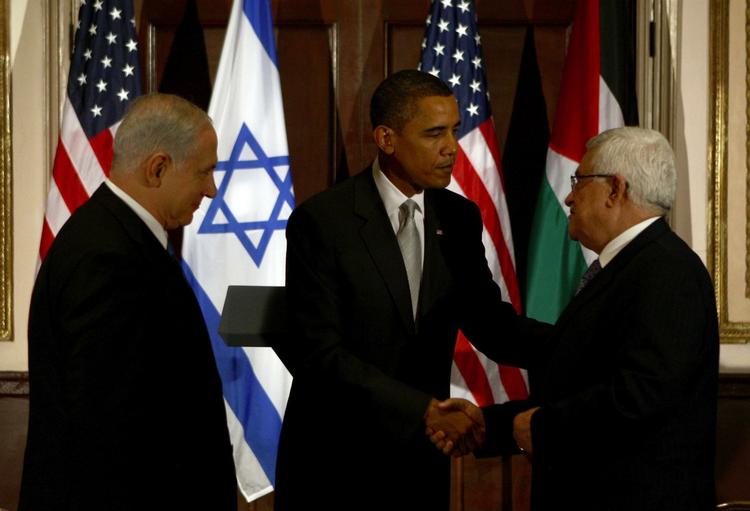 Aftaler. Obamas strategi om en israelsk-palæstinensisk tilnærmelse, der skulle tjene til at mobilisere den arabiske opinion bag USA's konfrontation med Irak, er skrottet. Abbas og Netanyahu kan ikke blive enige, skriver Herbert Pundik. Foto: AP 
