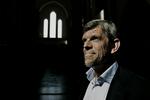 Ånden. »Evangeliet giver ganske vist ikke konkrete politiske løsninger, men det taler ind i den almindelige hverdag. Hvis budskabet bliver inde i en kirkelig osteklokke, så ender vi med at få åndenød«, siger Roskilde-biskop Peter Fischer-Møller 