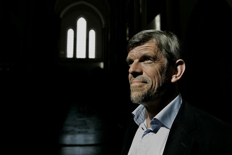 Ånden. »Evangeliet giver ganske vist ikke konkrete politiske løsninger, men det taler ind i den almindelige hverdag. Hvis budskabet bliver inde i en kirkelig osteklokke, så ender vi med at få åndenød«, siger Roskilde-biskop Peter Fischer-Møller 