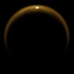 Solstrejf. Den iskolde metansø, der er på størrelse med det Kaspiske Hav blev opdaget, da solen genspejling ramte kameraet. 