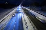 Glat. Man regner med at søndagens trafik vil tage til i løbet af formiddagen. Og selvom der er blevet ryddet sne i hale landet, er der stadig risiko for glatte veje. Arkivfoto 