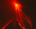Aktiv. Vulkanen Mayon udspyr lava og aske, men er endnu ikke eksploderet i et alvorligt udbrud 