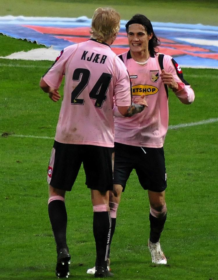 Sådan. Simon Kjær siger tillykke til matchvinder Cavani. 