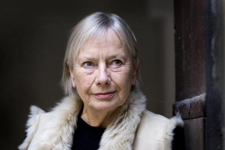 SÅDAN. Tine Bryld - medlem af Politikens tænktank - kommer med sit personlige bud på, hvordan den triste kurve i ungdomsarbejdsløsheden kan knækkes. Undervisningsminister Bertel Haarder giver sin replik til forslaget. 