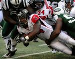 Fight. Atlanta Falcons' Jason Snelling blev underkastet  et par rustikale Jets-metoder, men trak i sidste ende det længste strå i udekampen i New York. 