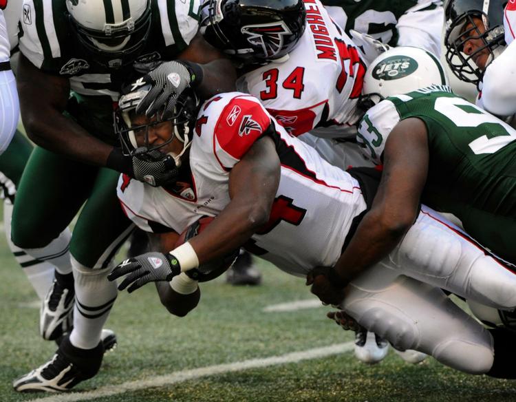 Fight. Atlanta Falcons' Jason Snelling blev underkastet  et par rustikale Jets-metoder, men trak i sidste ende det længste strå i udekampen i New York. 