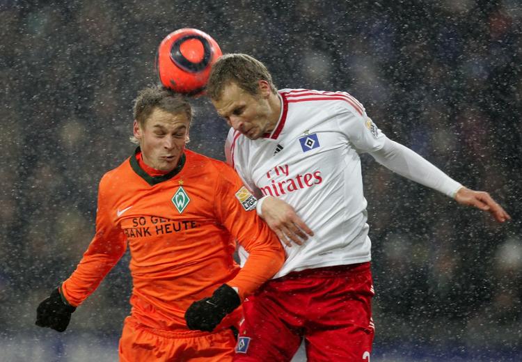 Tilskuermagneter. Trods sne, frost og kulde var der søndag aften 57.000 tilskuere til det klassiske derby i nord mellem Hamburger SV og Werder Bremen. HSV vandt 2-1. 