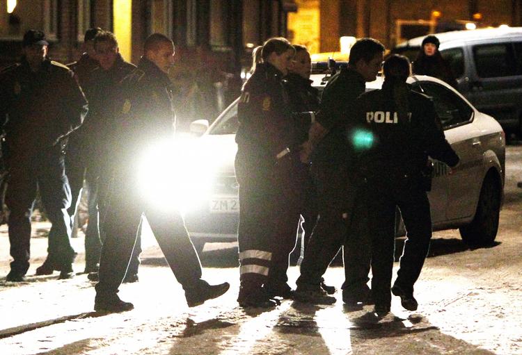 Politiaktion. Talstærkt politi rykkede ud til morgenens skyderi på Frederiksberg. To er anholdt og venter på afhøring. 