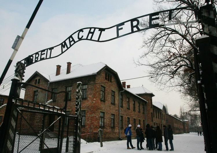 Dødslejr. Det vurderes, at 1,1 millioner mennesker mistede livet i Auschwitz, hvor de blev mødt med dettes skilt - 'Arbejde gør dig fri'. (Arkivfoto) 