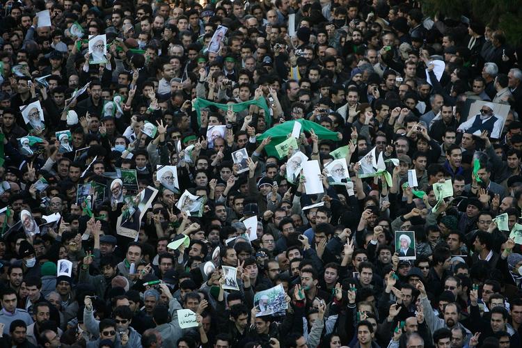 Tusinder er på gaden i den iranske by Qom. De mindes den afdøde storayatollah Montazeri og demonstrerer over præsident Ahmadinejad. 