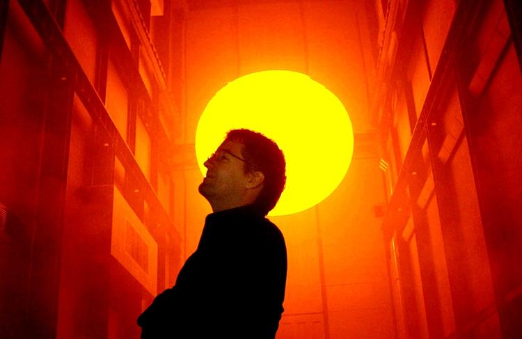 Olafur. Den dansk-islandske kunstner bliver verdensberømt i Danmark, da to millioner ser 'The Weather Project' på Tate Modern i London. 