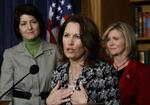 Girltalk. Michele Bachmann (i midten) er én ud af en række nye kvindelige stemmer i det amerikanske republikanske parti. De to andre kvinder på billedet er også republikanske politikere - Cathy McMorris Rodgers and Marsha Blackburn. (arkivfoto) 