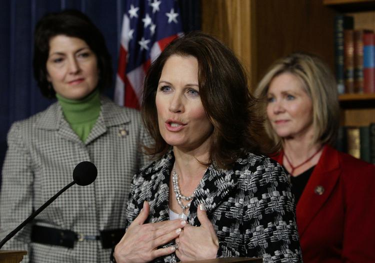 Girltalk. Michele Bachmann (i midten) er én ud af en række nye kvindelige stemmer i det amerikanske republikanske parti. De to andre kvinder på billedet er også republikanske politikere - Cathy McMorris Rodgers and Marsha Blackburn. (arkivfoto) 
