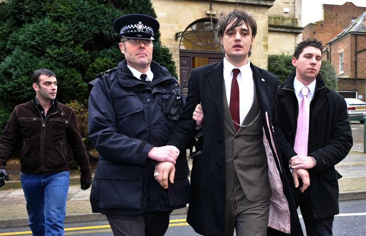 Haps. Pete Doherty havde lige forladt retsbygningen, da lovens lange arm atter greb fat i ham. 