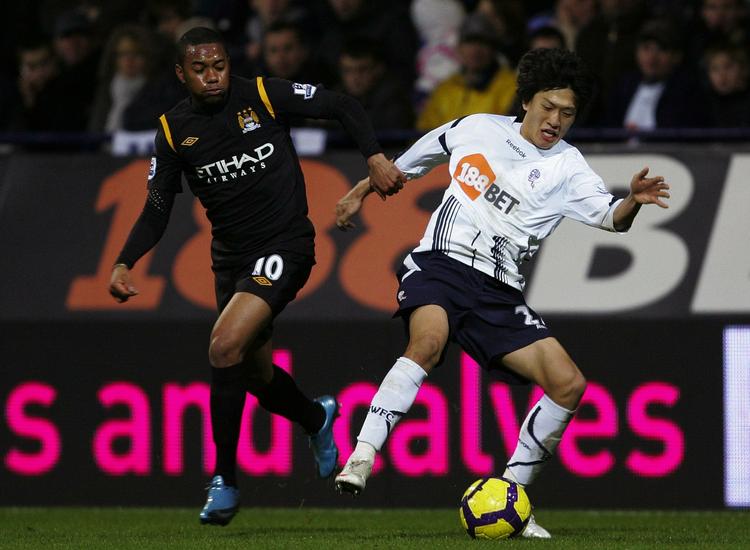 omkostningstung. Den brasilianske stjerne Robinho (tv) blev bragt til Manchester City fra Real Madrid for at hive klubben frem i toppen af Premier League. Men nu vil Robinho gerne skifte til en spansk klub igen. Arkivfoto. 