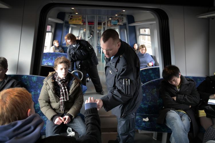 NYT VÅBEN. Togrevisorerne får fra midten af januar håndscannere, så de kan tjekke identiteten og afsløre eventuelle falske sms-billetter. Arkiv 