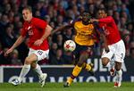 skadesramt. Manchester Uniteds Nemanja Vidic (tv) er en af de mange skadede spillere i holdets forsvarsopstilling, mens Patrice Evra (th) er klar. Arkivfoto. 