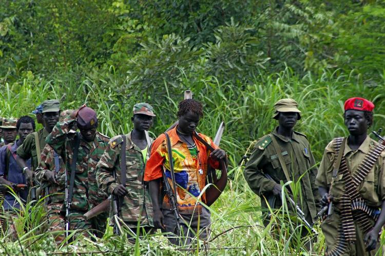 Patrulje. Soldater fra oprørsgruppen LRA ses her i det nordøstlige DR Congo nær grænsen til Sudan. 