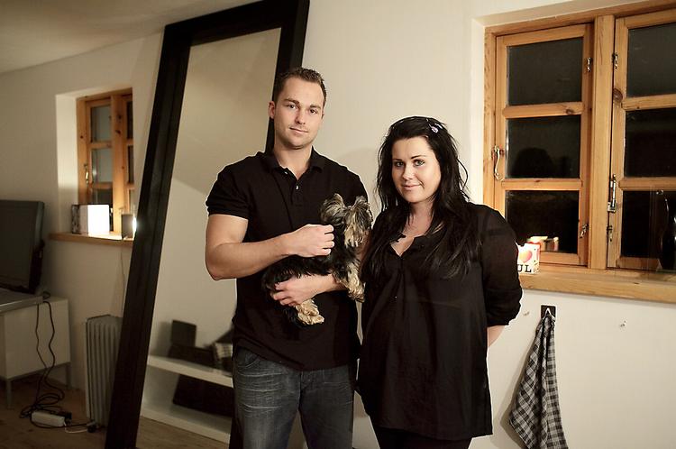 Ventetid. Henrik Jacobsen og hans gravide kæreste, Milla Schibfbye, har solgt deres lejligheder og bor midlertidigt hos en onkel, mens de søger bolig. 