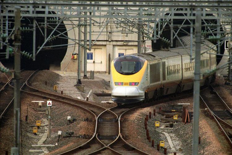 Undergrundstog. Tusindvis af mennesker strandede på begge sider af kanalen. (Arkivfoto) 