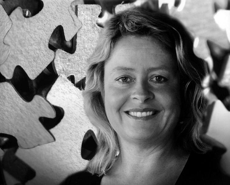 Åbent fortæller Stine Bosse om at søge hjælp hos en psykolog, om et  parforhold, der knager, og alt det, som sker for de fleste, når livet er  hårdt. 