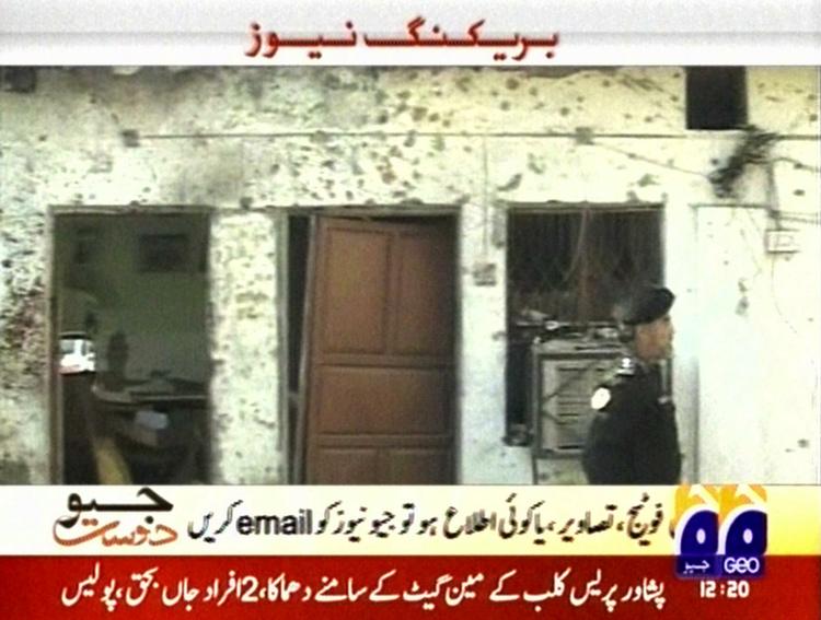 Peshawar. Billedet her er vist på den lokale tv-station Geo News og viser presseklubben kort efter eksplosionen. 