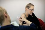 Stik. 300.000 danskere har været syge af H1N1. Tina Storgaard blev vaccineret, fordi hun er gravid. (Arkivfoto) 