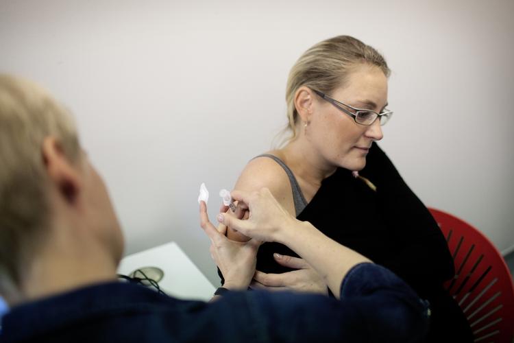 Stik. 300.000 danskere har været syge af H1N1. Tina Storgaard blev vaccineret, fordi hun er gravid. (Arkivfoto) 